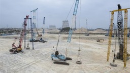 广西石化炼化一体化转型升级项目建设施工忙