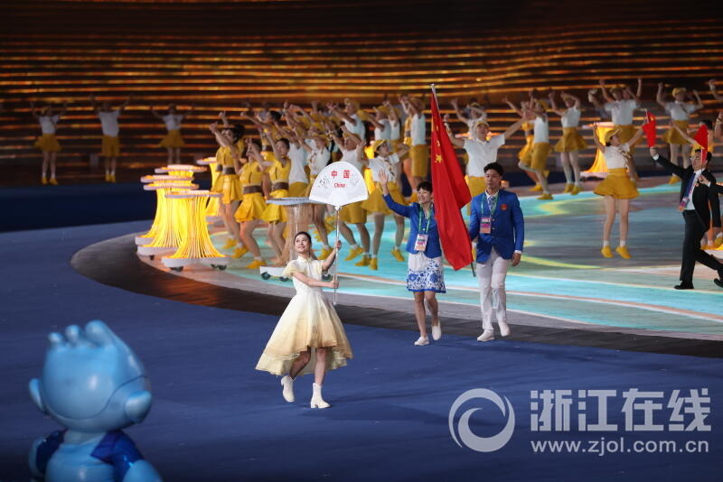 杭州第19届亚运会开幕式举行 中国代表团入场_fororder_W020230923782887248513