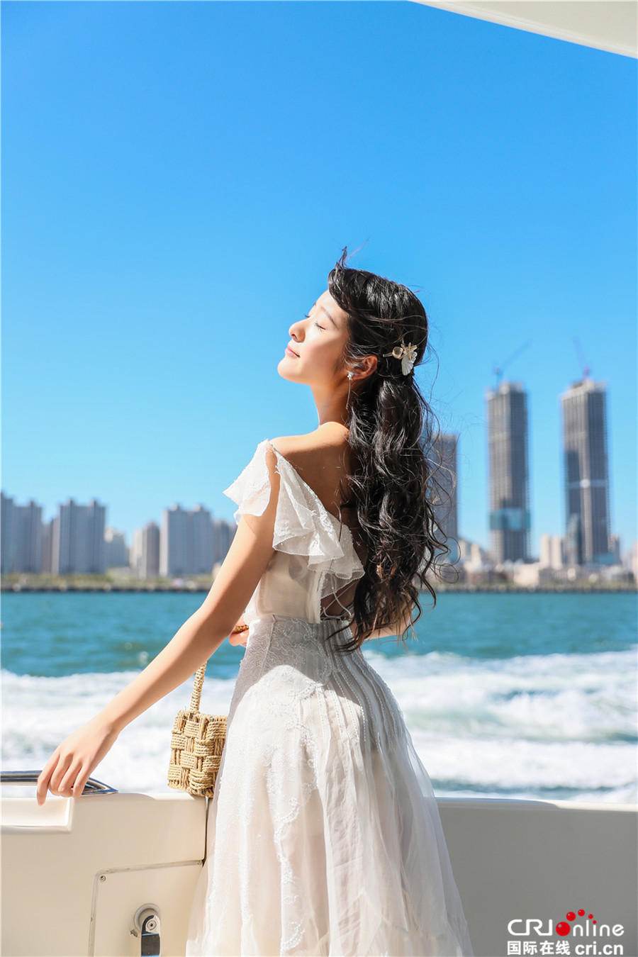 《我們來了》徐嬌一襲白裙現身遊艇 好似海上仙子