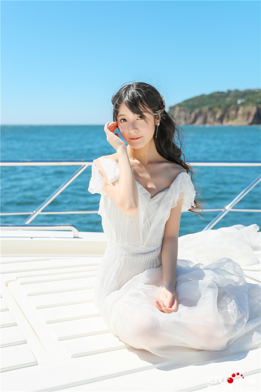 《我们来了》徐娇一袭白裙现身游艇 好似海上仙子