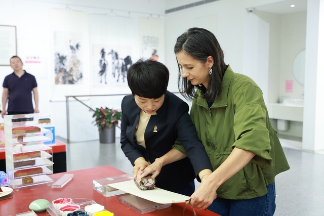 木版浮水印、鋦瓷、品茗······ 巴西攝製團隊帶你感受“魅力北京”（組圖）_fororder_圖片1