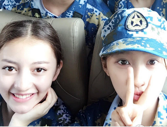 关晓彤晒军训照 穿迷彩军训服颜值真是顶呱呱