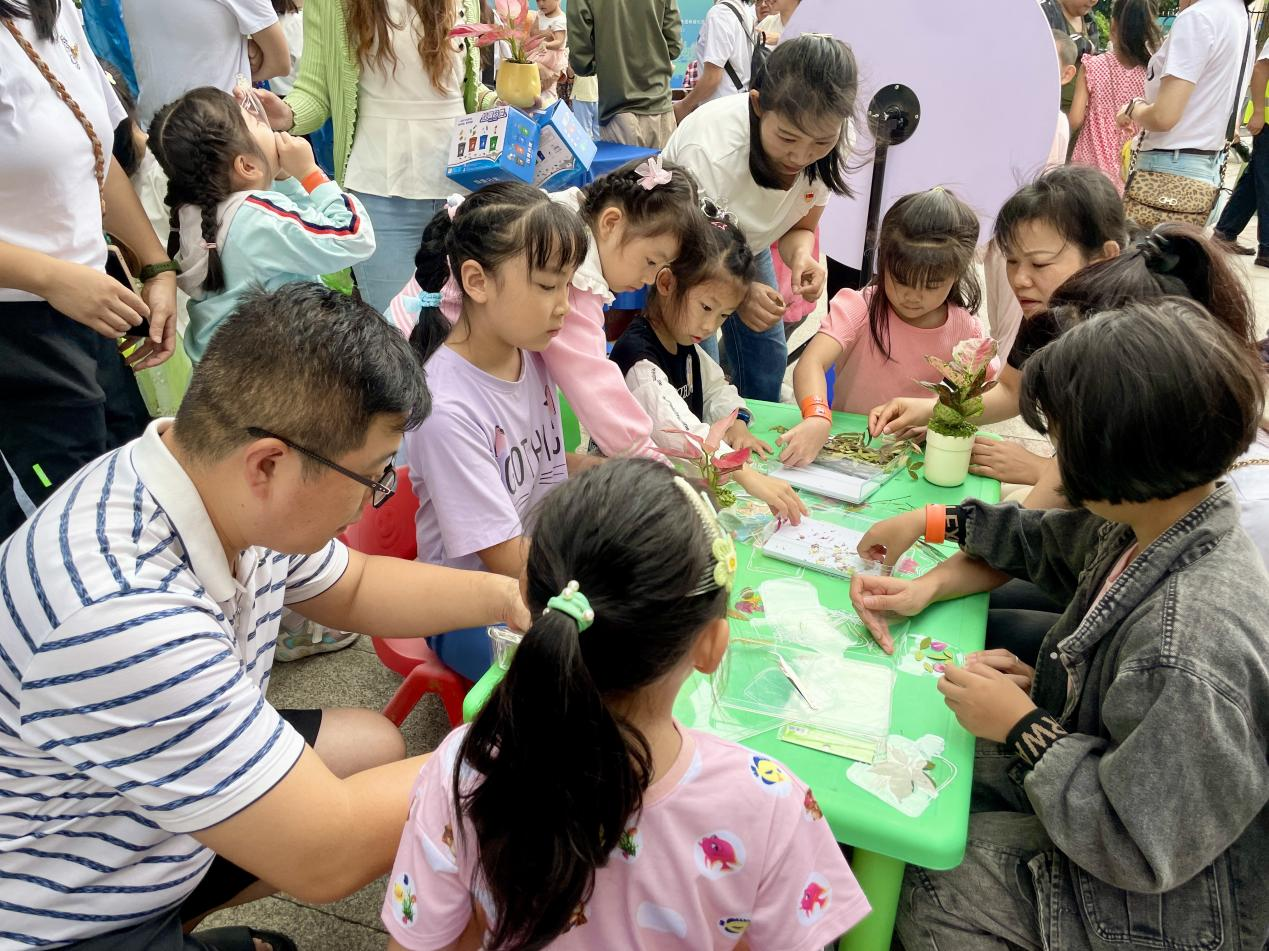 贵州贵阳：送绿化进小区，让生活增添“低碳”底色