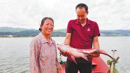 昆明阳宗海风景名胜区开湖捕鱼