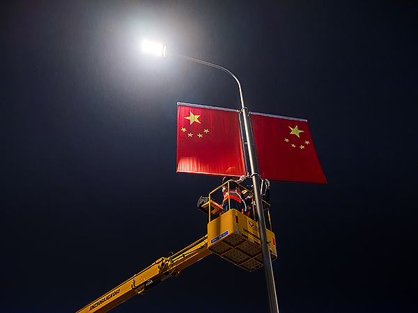 成都市城管委开展2023年国庆节城市氛围营造国旗悬挂工作_fororder_悬挂国旗工作进行中-供图-成都市城管委