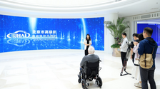 “魅力北京”德國攝製組近距離體驗科技賦能帶來的智慧生活_fororder_rBABC2USORGAZIK6AAAAAAAAAAA983.980x653.640x427