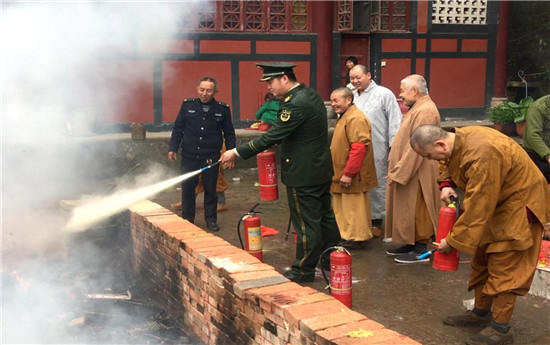 【法制安全】香会节即将开幕 大足消防为寺庙送去“平安符”