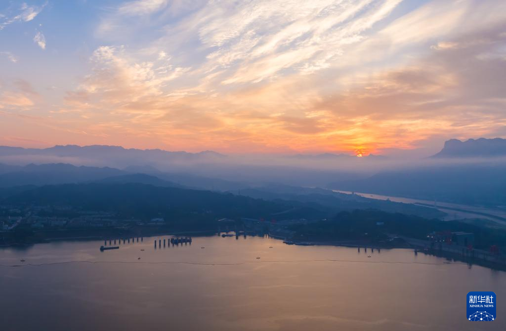 湖北宜昌：长江三峡朝霞美