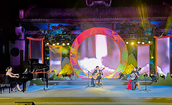 自贡市举行“寄情圆月·伴梦飞翔”中秋诗会_fororder_器乐重奏表演（摄影-赵丽）