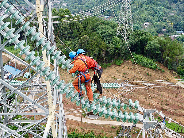 四川电网迎峰度冬首个项目顺利投运_fororder_500千伏乐山南变电站建设过程（李云-摄）