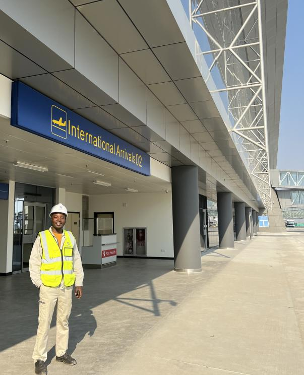 塔库说,作为津巴布韦重要门户和繁忙的入境口岸,新机场对国家经济和