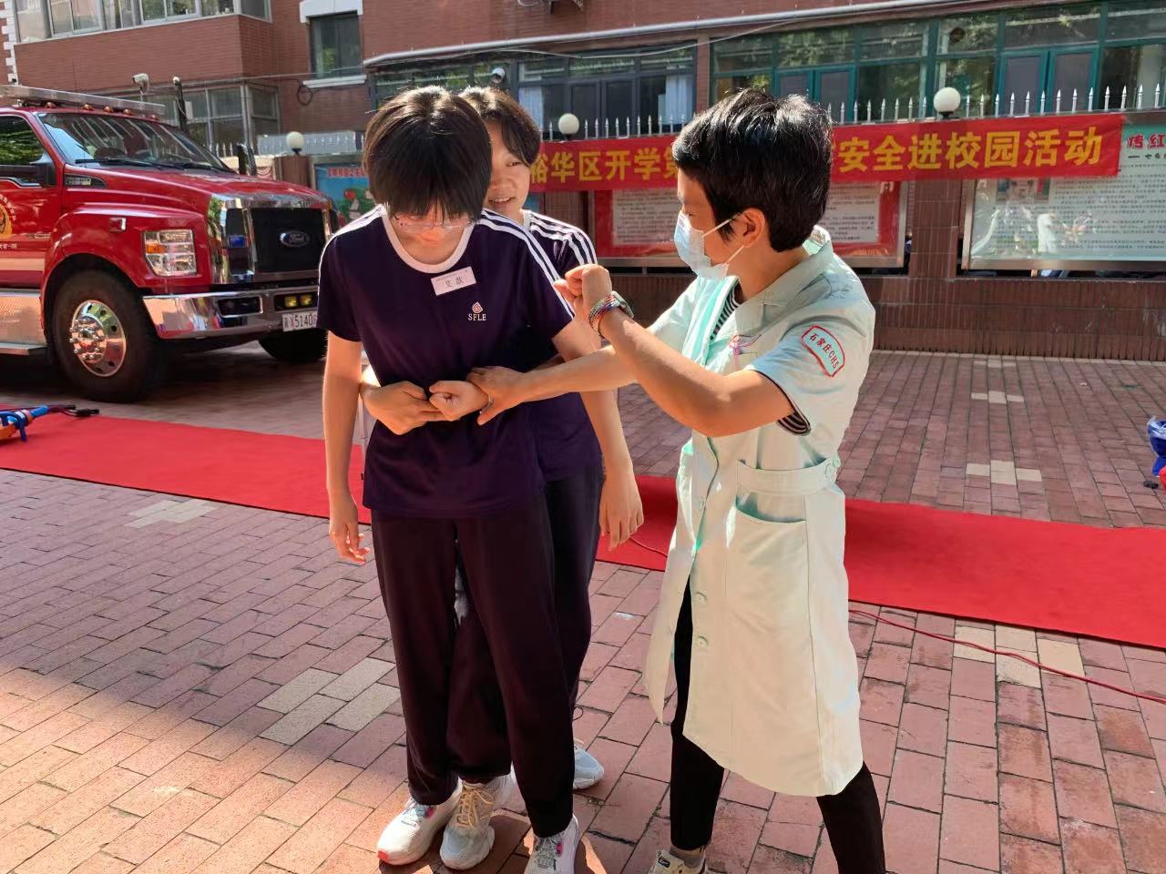 裕华区开展安全进校园上好开学安全第一课活动_fororder_区社管中心医师讲解教授海姆立克急救法