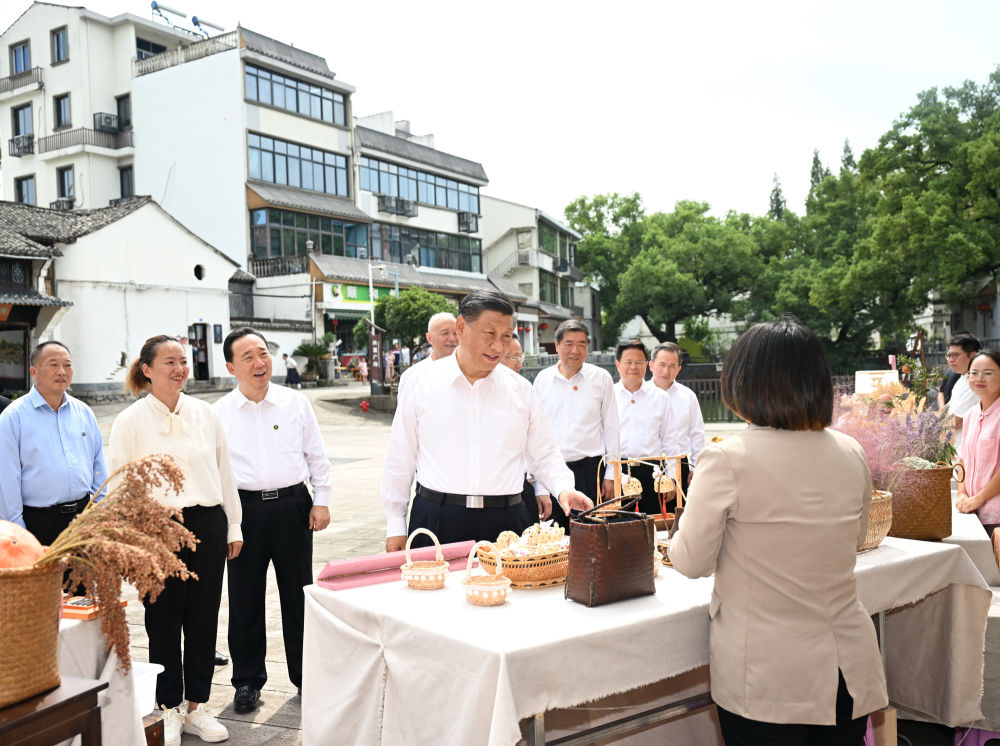 20日上午,习近平在金华市义乌市后宅街道李祖村考察时,同群众亲切交流