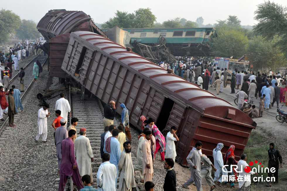 巴基斯坦两火车相撞致6死150伤(高清组图)