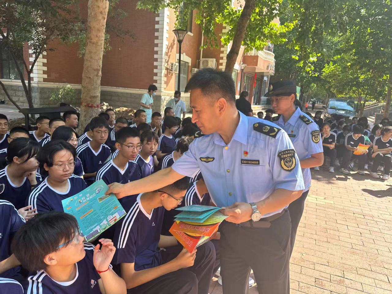 裕华区开展安全进校园上好开学安全第一课活动_fororder_区应急局向学生们发放校园安全读本