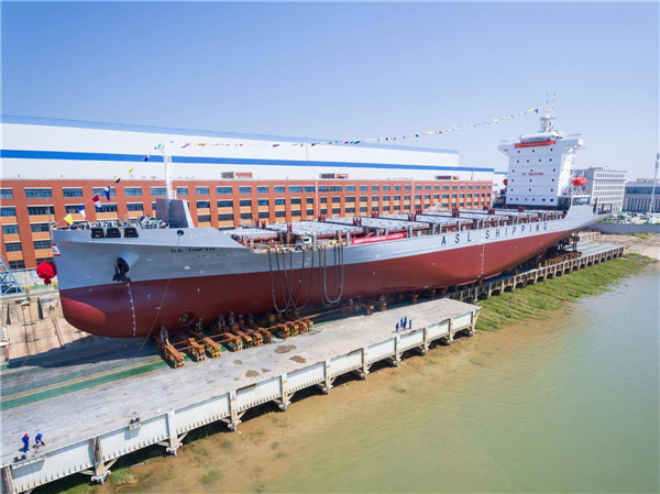 武船造国内最先进1100TEU集装箱船在汉下水_fororder_01