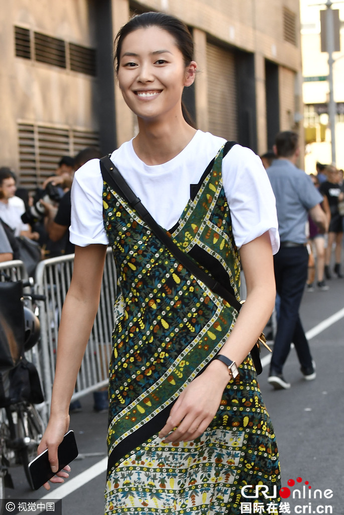 刘雯白t配绿色吊带长裙亮相纽约街头 笑容迷人(图)