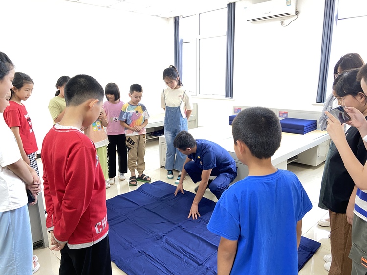 图片默认标题_fororder_孩子们参观消防员宿舍  拍摄张海生