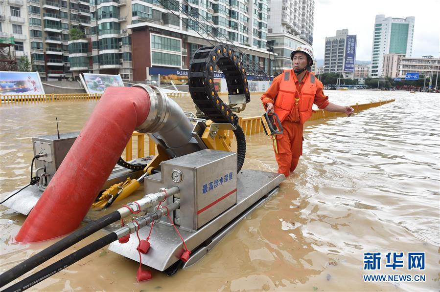 9月15日,福州消防支队广达中队战士在一处积水严重的路段操控"龙吸 
