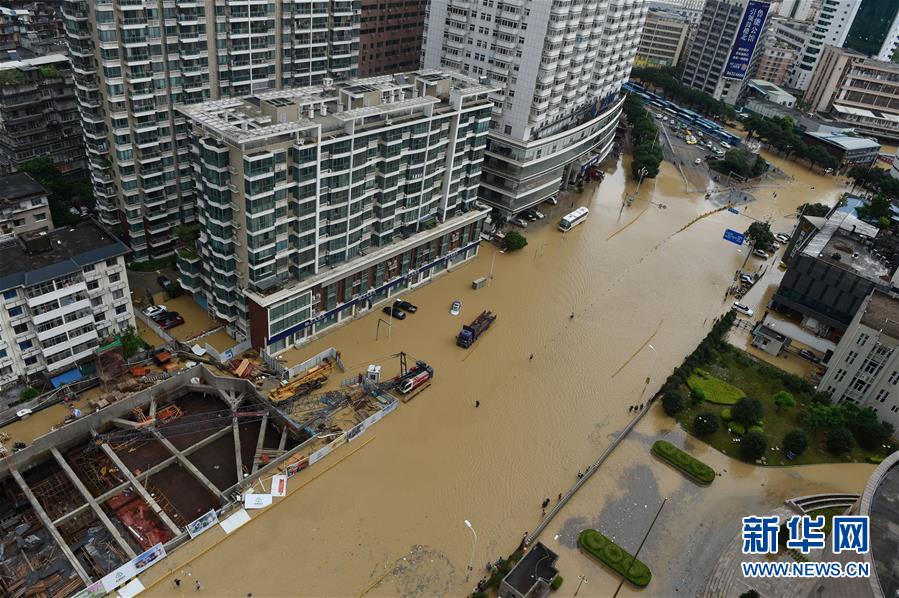 福州局地积水 多部门全力应对(组图)