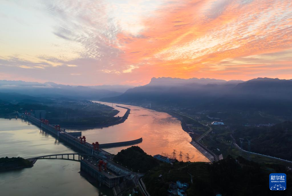 湖北宜昌：长江三峡朝霞美