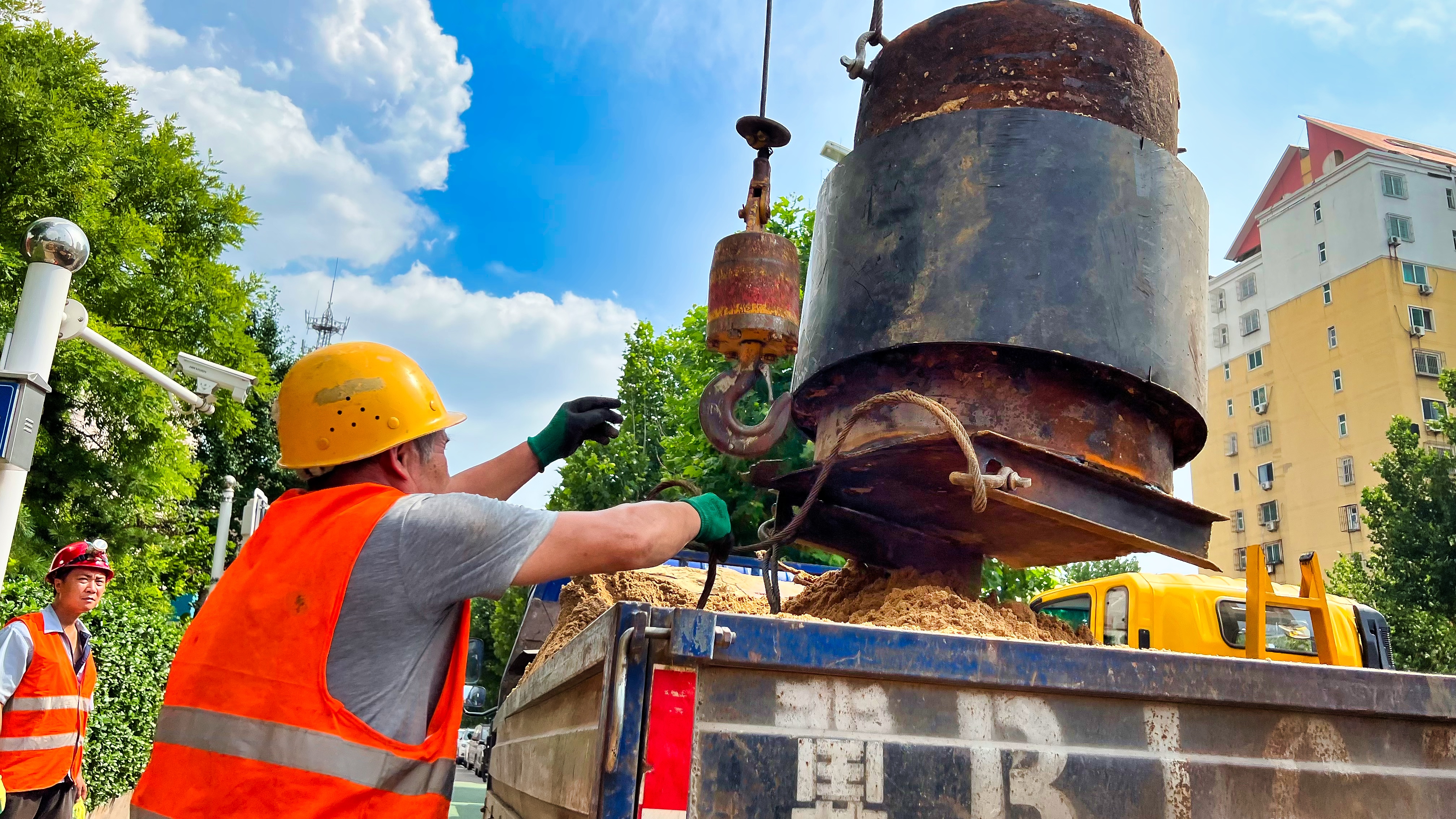 唐山市全面推进冬季供暖“冬病夏治”工作_fororder_1.友谊路兴源道一次线管道改造更换补偿器