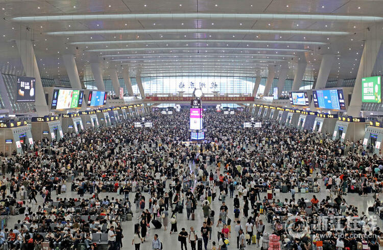 杭州火车东站迎来节前客流高峰_fororder_W020230928404114604897