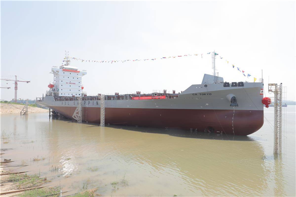 武船造国内最先进1100TEU集装箱船在汉下水_fororder_02