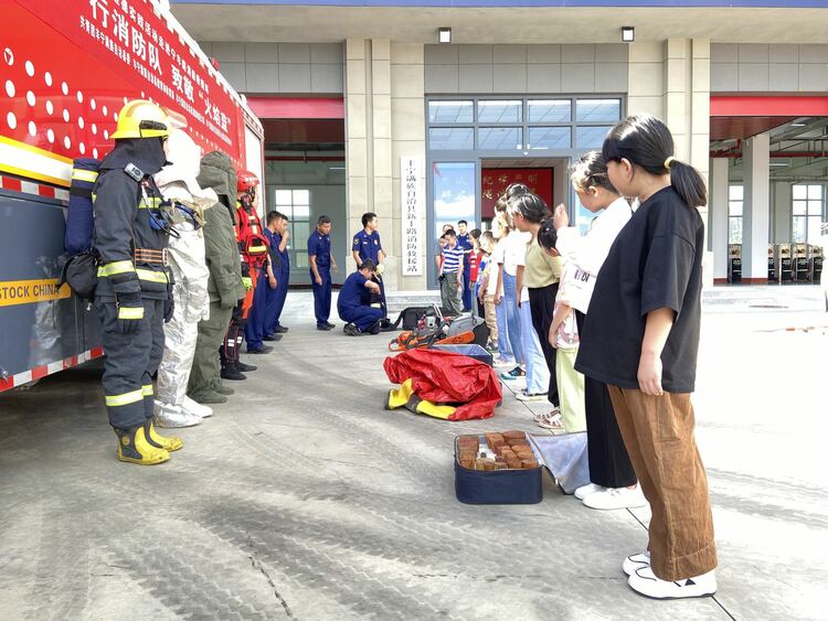 图片默认标题_fororder_消防员讲解各类消防器具  拍摄张海生