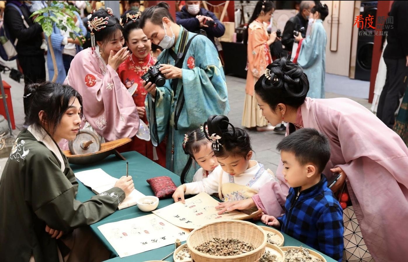 （转载）第二届成都汉服周今日开幕 快来get这份“双节”游玩攻略