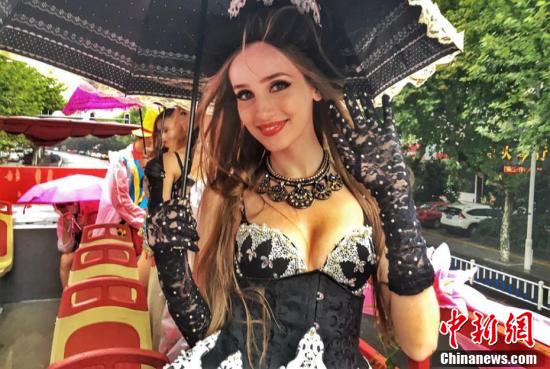 比基尼美女雨中巡游常州添风景