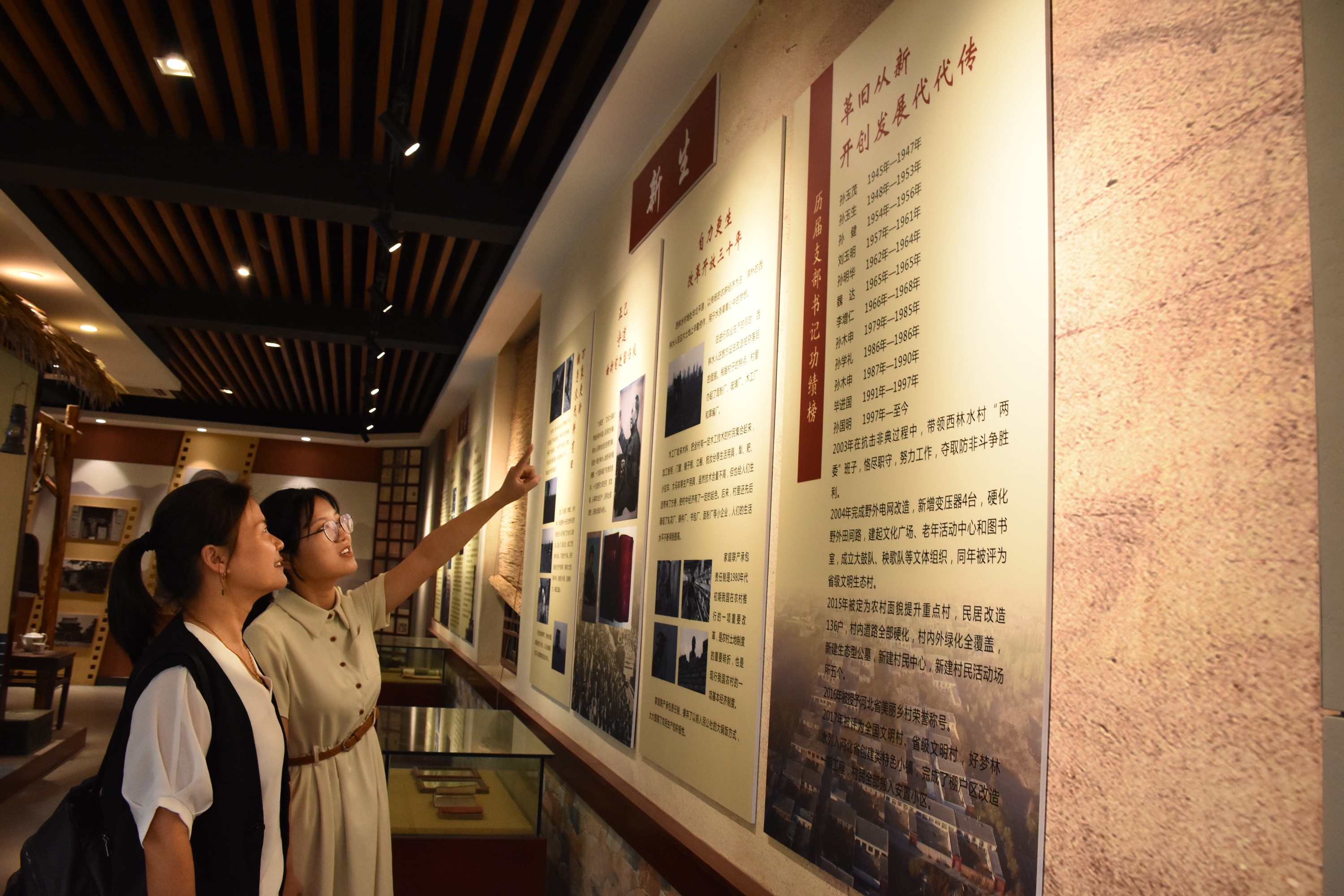 (原創)河北清苑:實現新時代文明實踐活動城鄉全覆蓋_fororder_參會人員走進西林水村新時代文明實踐站進行實地觀摩。 趙琪攝.JPG