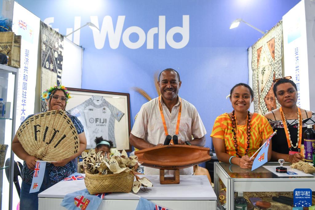 新华全媒+丨服贸会上感受“一带一路”“炫彩世界”