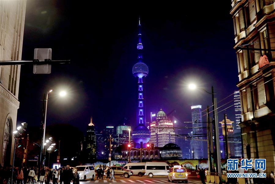 上海：东方明珠为“自闭症日”点亮蓝灯