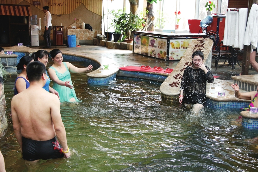 【白山松水（標題+摘要）】【關東黑土（長白山保護開發區）】長白山首屆富鍶溫泉節開幕