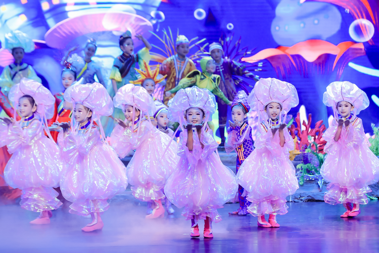 第26屆香港元朗藝術節龍華非遺兒童劇《望天湖的傳説》上演_fororder_望天1