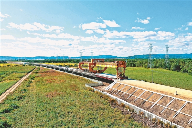 中国最北高铁哈伊高铁 铁伊段先行工程完成架梁