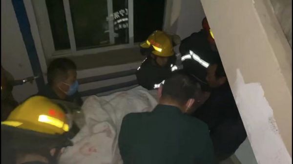 150公斤男子腦出血 鞍山5名消防員接力抬下樓