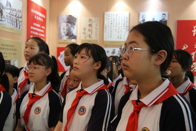 保定军校纪念馆讲解员现场讲解 摄影 袁野