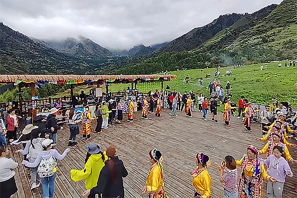 国庆假期门票收入同比上升超200% “文化游”点燃雅安旅游市场_fororder_游客在神木垒景区载歌载舞-供图-雅安市委宣传部