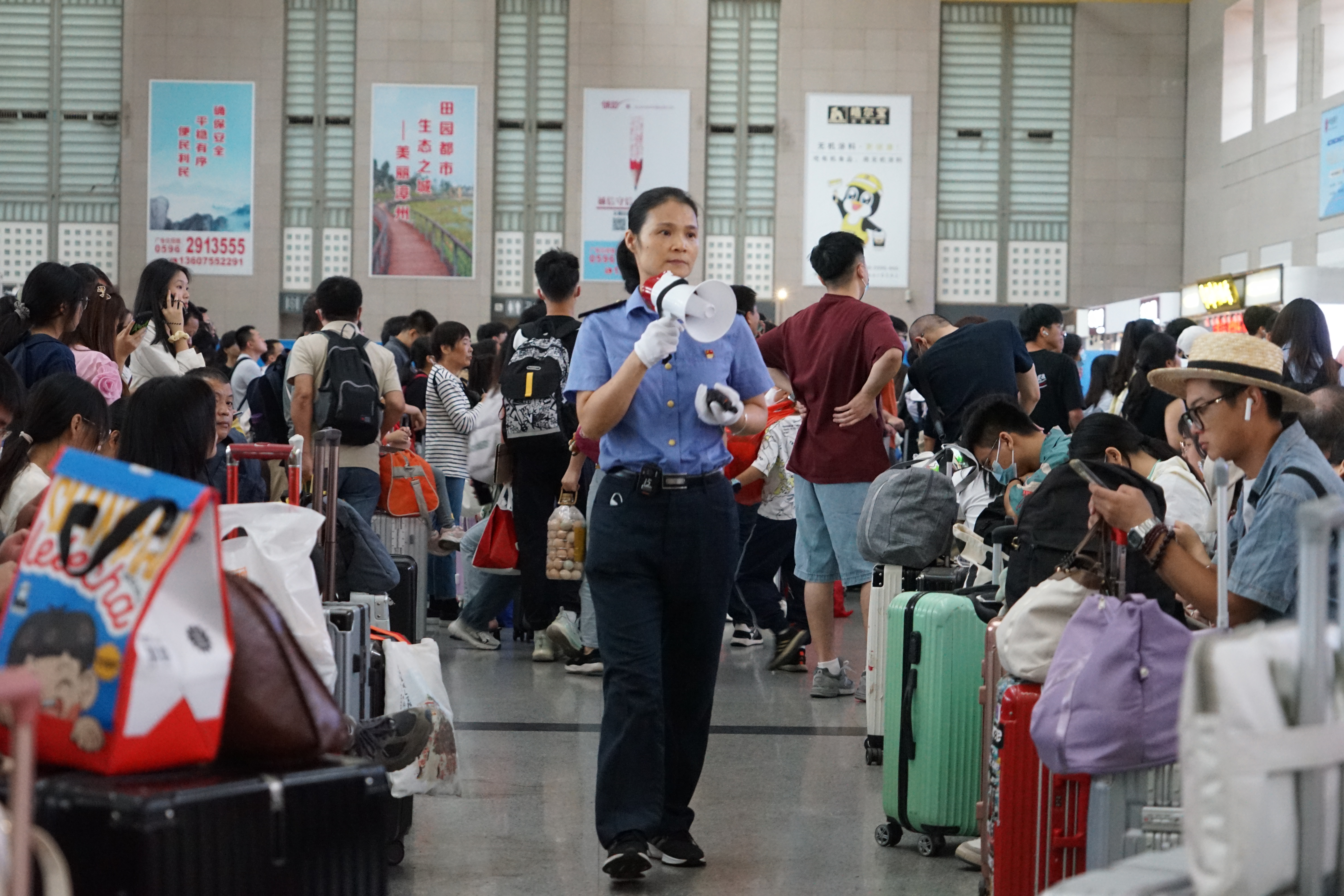 漳州車務段多措並舉應對返程客流高峰_fororder_漳州站工作人員巡視候車室，提示旅客注意乘車時間 胡尋風 攝
