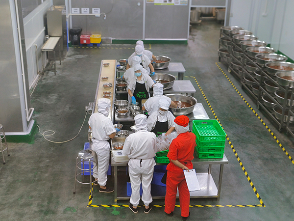 走进东坡制造 感受东坡区现代化发展“加速度”_fororder_四川味滋美食品科技有限公司工作人员在作业+摄影+张琬沁