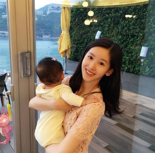 网友晒奶茶妹妹抱孩子照 奶茶妹女儿曝光