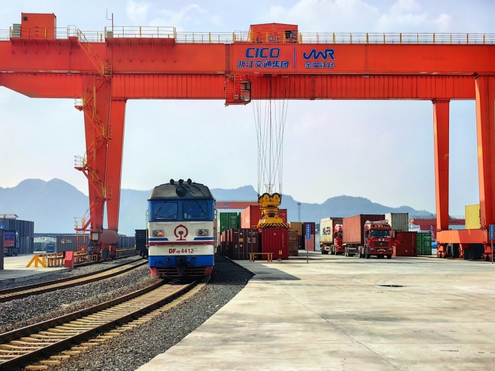永康东站海铁联运单月集装箱运输量超2万吨创新高