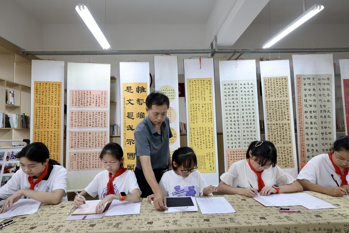 图片默认标题_fororder_书法名家指导学生硬笔技巧 摄影 郝磊晶