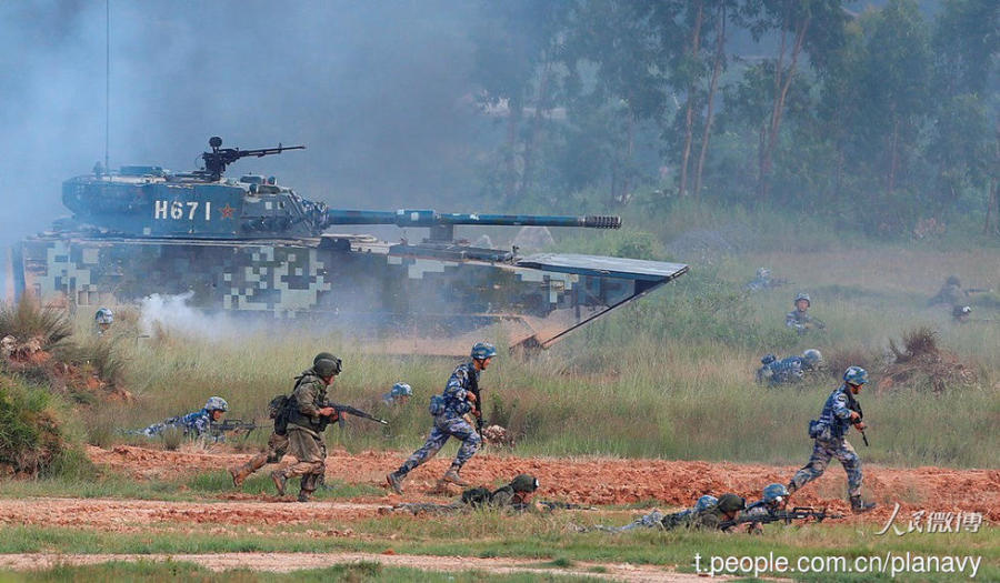 中俄两军海军陆战队士兵在两栖战车的掩护下发动进攻.