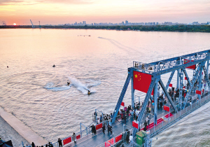 哈尔滨：百年滨洲铁路桥“火出圈”350万人次打卡“国旗祝愿桥”