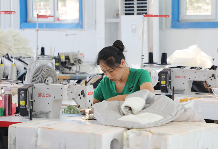 河北盐山：搭建妇女就业平台  实现家门口就业_fororder_图片1