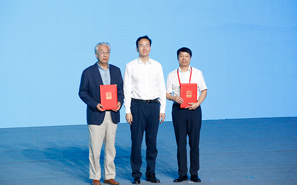 2023国际竹业品牌博览会暨第四届中国（宜宾）国际竹产业发展大会在宜宾开幕_fororder_颁发聘书-摄影-高学兵