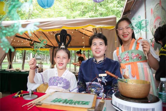 Wearing Hanfu, Making Mooncakes, and Experiencing Intangible Cultural Heritage: Families from Different Nations Celebrate Mid-Autumn Festival in Shenyang_fororder_图片3